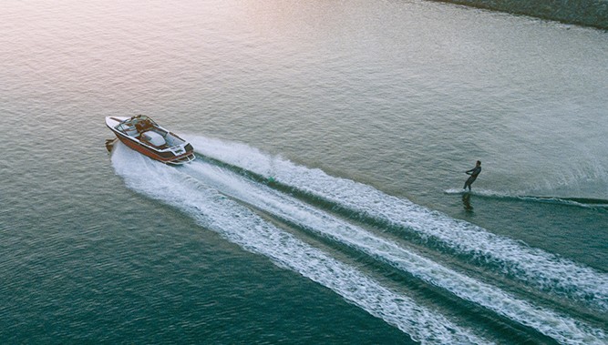 Speedboat-Towing-Water-Skier