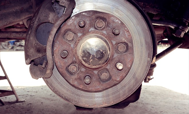 damaged-brake-rotors-on-car