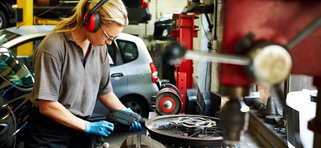 FMMP-Female-Mechanic-Servicing-Tire-Rim