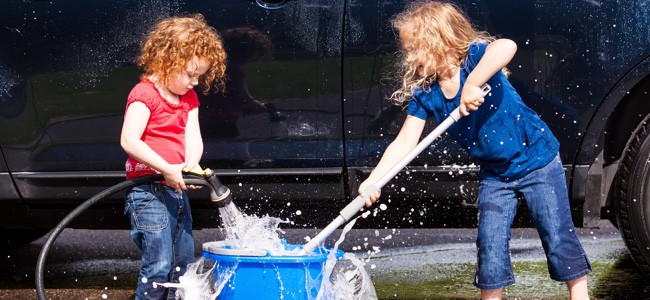 FMMP-Kids-Washing-Family-Car