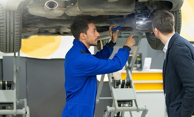 mechanic-discussing-suspension-with-customer